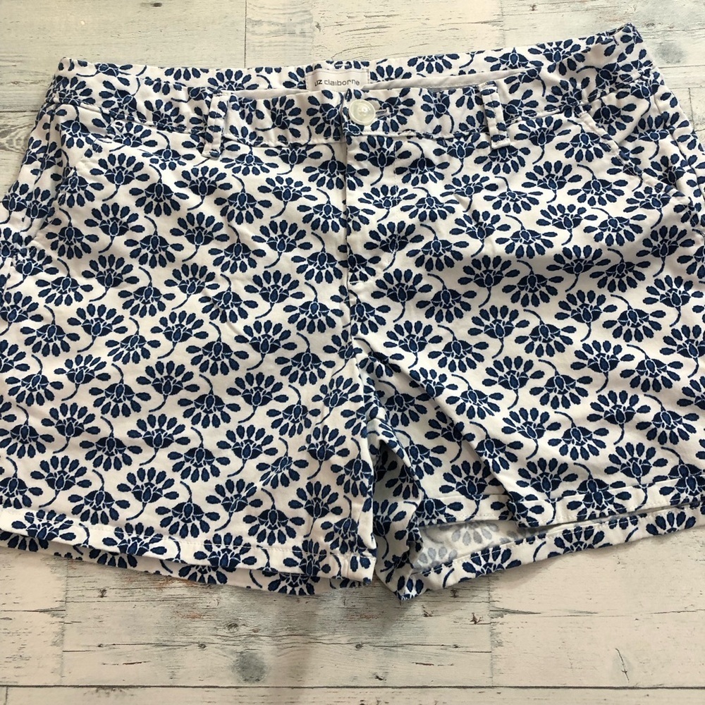 Liz Claiborne White and Blue Patterned Shorts - Picture 3 of 7